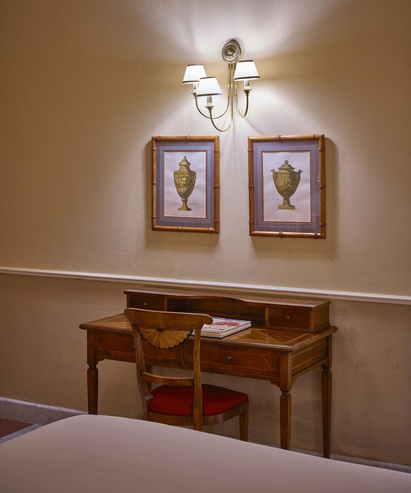 Bagni Di Pisa Palace & Thermal Spa - The Leading Hotels Of The World San Giuliano Terme Kültér fotó A writing desk