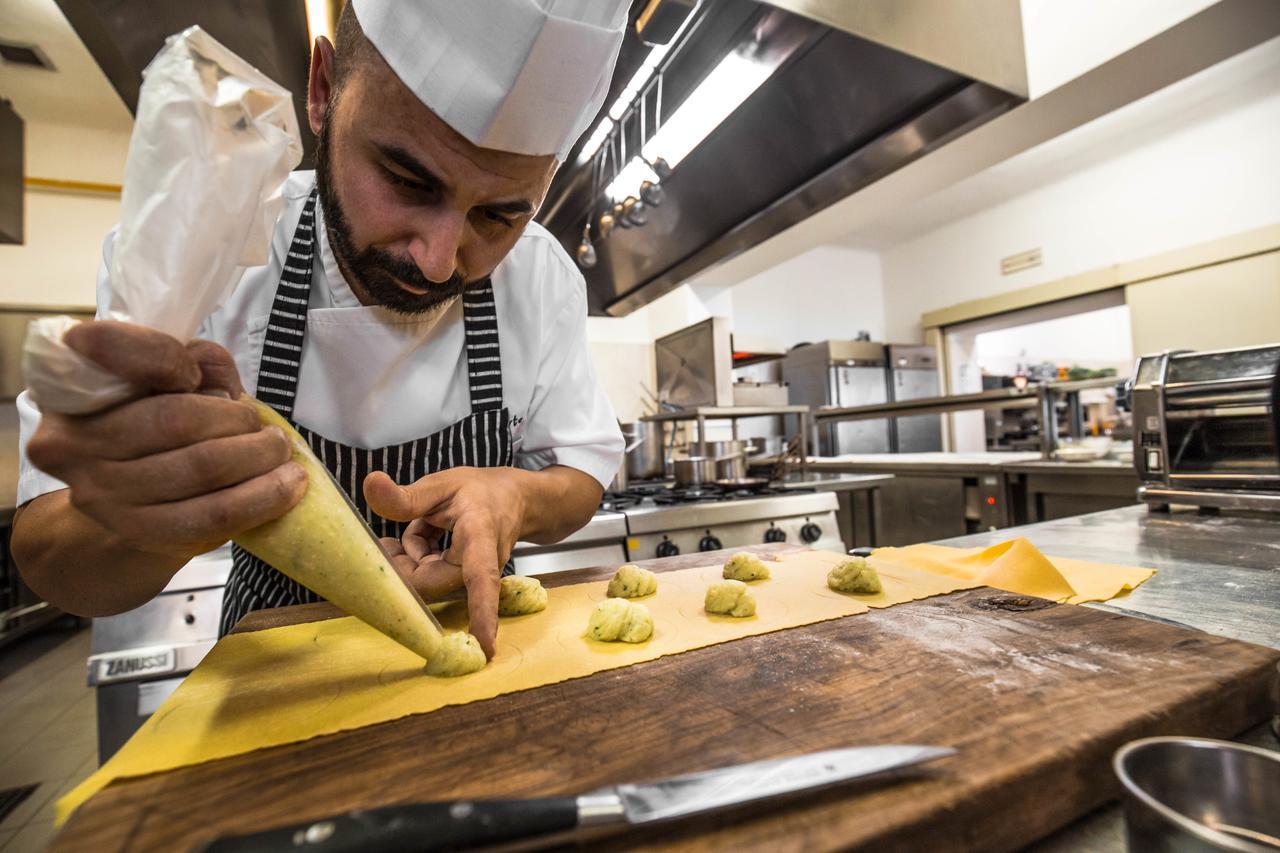Bagni Di Pisa Palace & Thermal Spa - The Leading Hotels Of The World San Giuliano Terme Kültér fotó A pastry chef making gnocchi