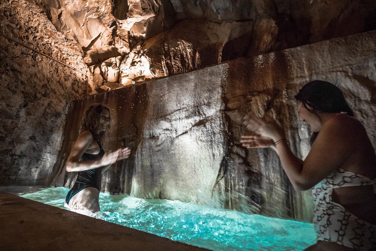 Bagni Di Pisa Palace & Thermal Spa - The Leading Hotels Of The World San Giuliano Terme Kültér fotó Visitors at the Grotta Bianca