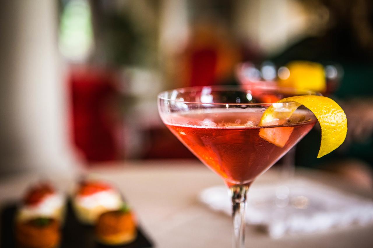 Bagni Di Pisa Palace & Thermal Spa - The Leading Hotels Of The World San Giuliano Terme Kültér fotó A cosmopolitan garnished with a lemon twist